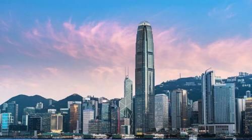 每天睡在半个“停车位”里，香港穷人们的生活，看完无比心酸！