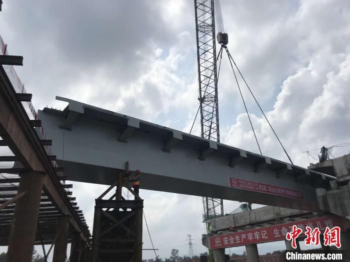  『钢箱梁』中铁北京工程局天津公司成都项目跨二绕高明互通首榀钢箱梁架设成功