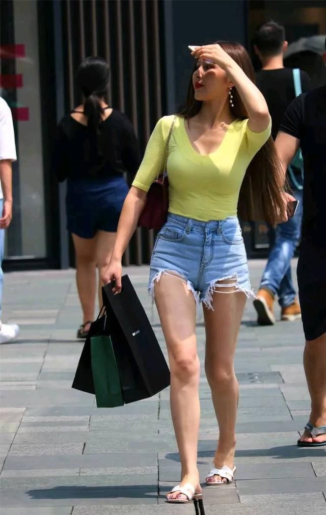 路人街拍,碎花连衣裙这样搭让人一眼难忘!而且时尚又不失清爽!