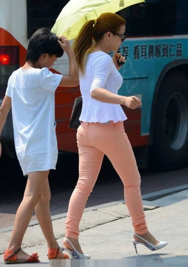 时尚少妇紧身裤遇到高跟鞋，时尚的穿搭，尽显时尚女人味