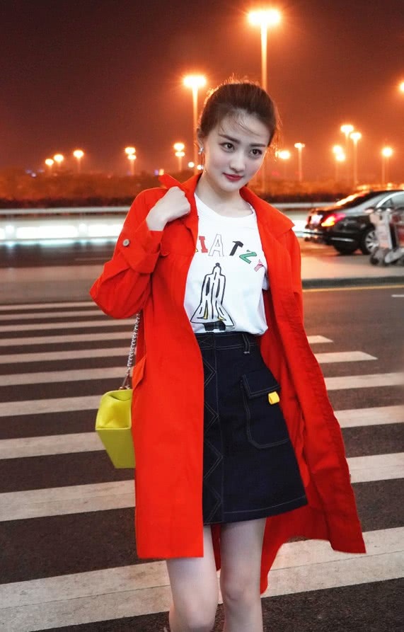 徐璐这妆是自己画的？咋画出了“4条眉毛”，都长到太阳穴后面了