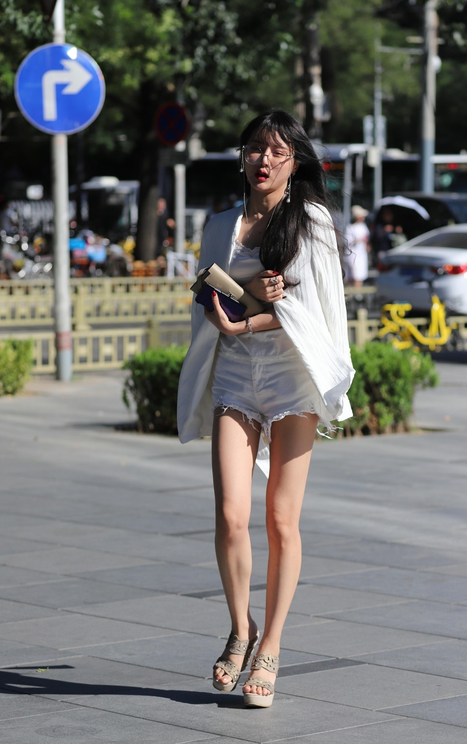 身姿妩媚的小姐姐身上散发着一种忧郁的美