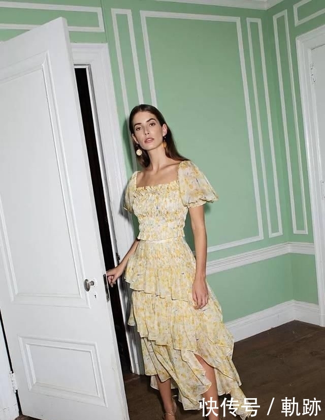 『花朵』2020开春 流行穿“开满花”的裙子,谁穿谁美!