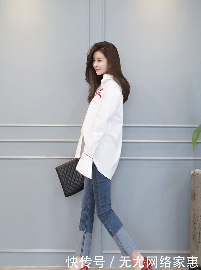 「气质」气质的牛仔裤穿搭,搭配白色休闲衬衫,学姐显得很甜美