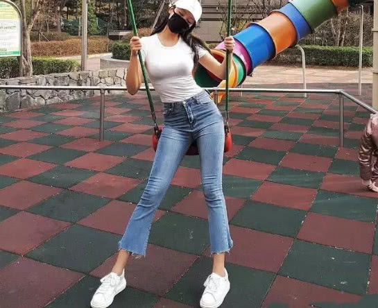 紧身牛仔裤,可性感可清纯,可时尚可自然!