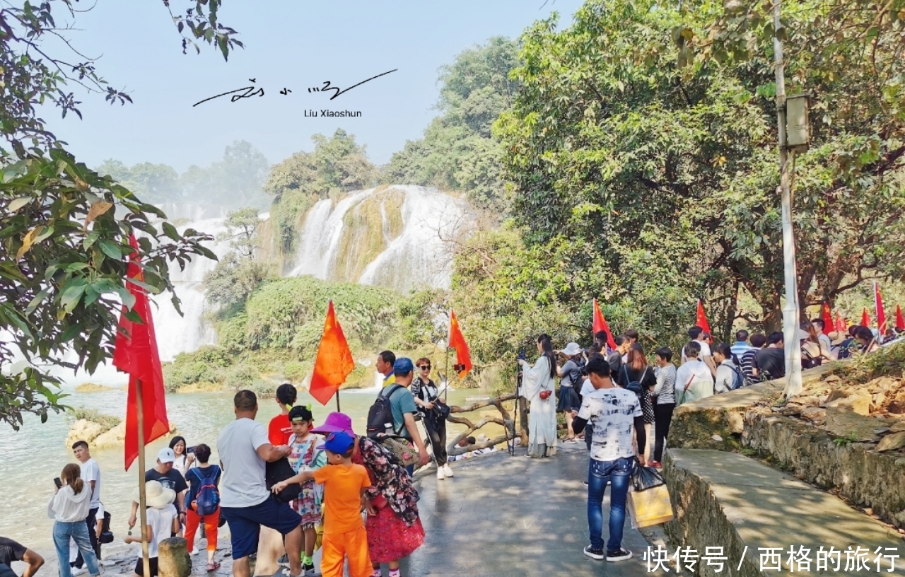 十一当天实拍广西5A级旅游景区，到处是国旗，游客并没有想象的多