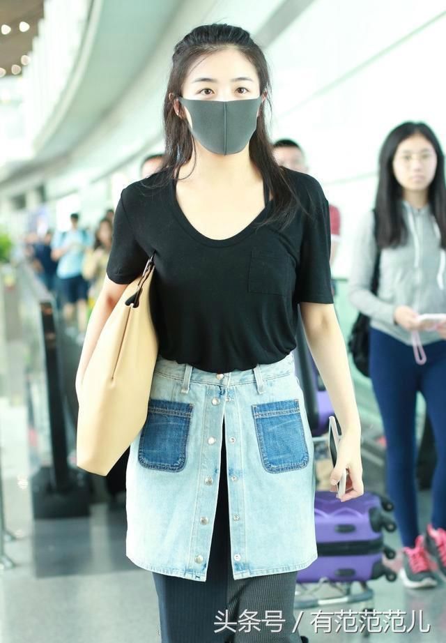 张含韵竟一下穿两条裙子，还把袜子当鞋穿，网友：普通人hold不住