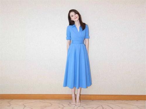 女神高圆圆机场新秀,气质碾压全场,轻松驾驭“原谅色”