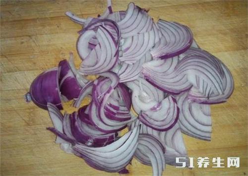 洋葱和它煮着吃，轻则失明重则得癌！知道的人很少