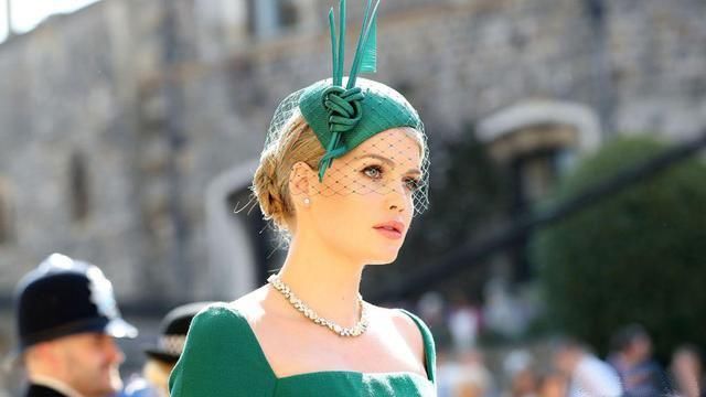 英国贵妇们的帽子风吹不掉?凯特王妃的固定方法真是绝了!