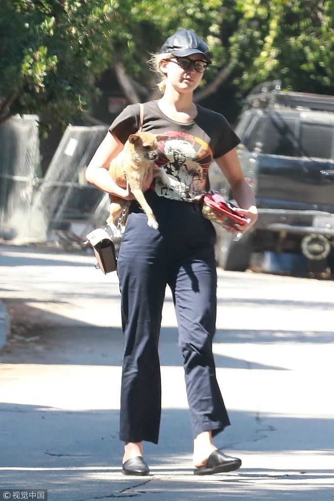 “大表姐”劳伦斯包包敞口不拘小节 素颜单手抱萌宠似路人甲