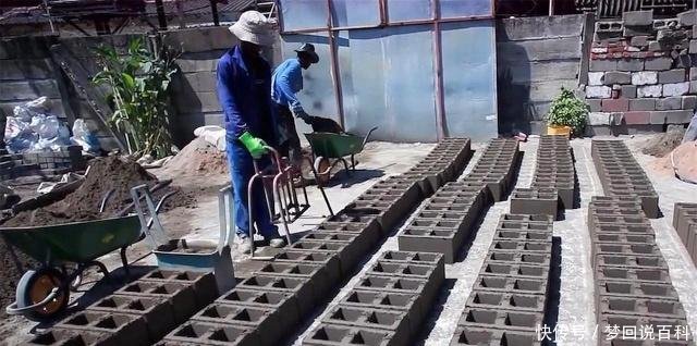 农村大叔发明简易制砖机,不耗油也不耗电,每小时生产150块砖头！
