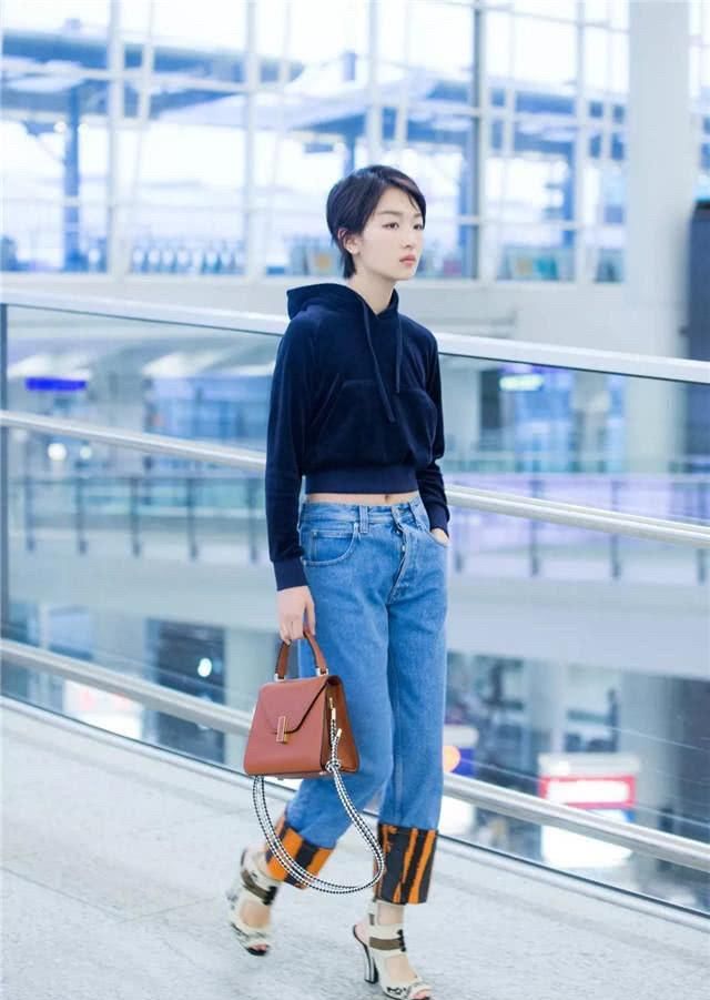  #过时#阔腿裤早就过时了，今春流行“立体裤”，显瘦又百搭，明星都在穿