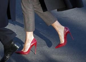 美国第一夫人因高跟鞋被推上风口浪尖，网友：没有高跟鞋见不了人