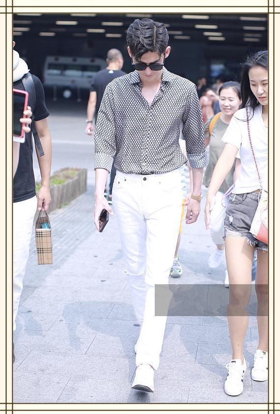 黄子韬是183，张翰也是183，二人同穿修身裤，差距也太尴尬了吧！