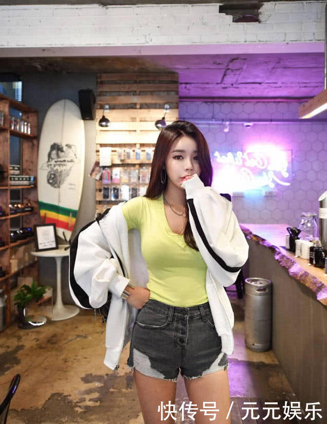 酒吧小辣妹穿紧身衣搭配热裤,姿色不凡令人着迷