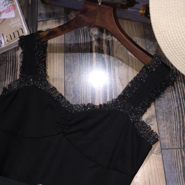 风华绝代御姐，露肩低领长裙穿搭，飘逸又女人味十足！