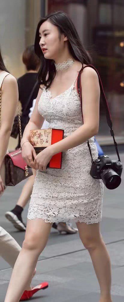 穿着蕾丝紧身连衣裙的小姐姐发现被偷拍，害羞一笑，风情万种