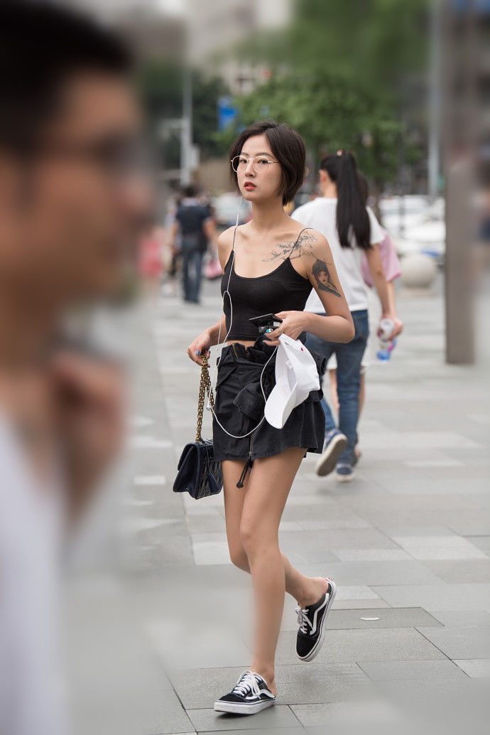 成都街拍，气质真的很重要!简单搭配也能有仙女的感觉