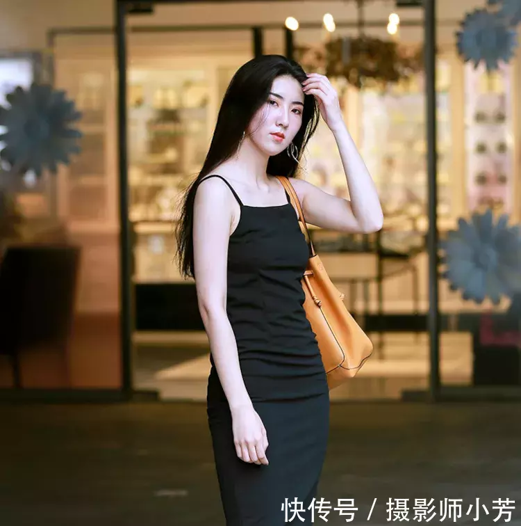 街拍美女：小姐姐时尚打扮凸显完美身材曲线，尽显妩媚女人味！