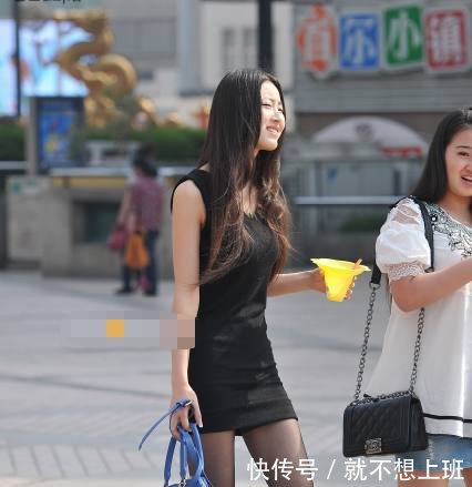 时尚街拍黑色紧身裙，黑色丝袜，这个美女的身材真的很好