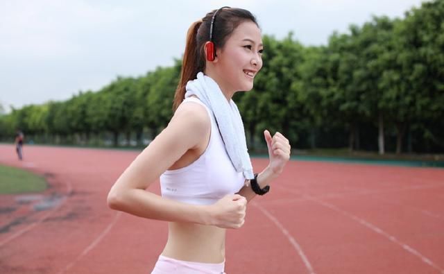  『脸上』为什么精华液不能直接“涂”在脸上？这2个原因或许能够解释！