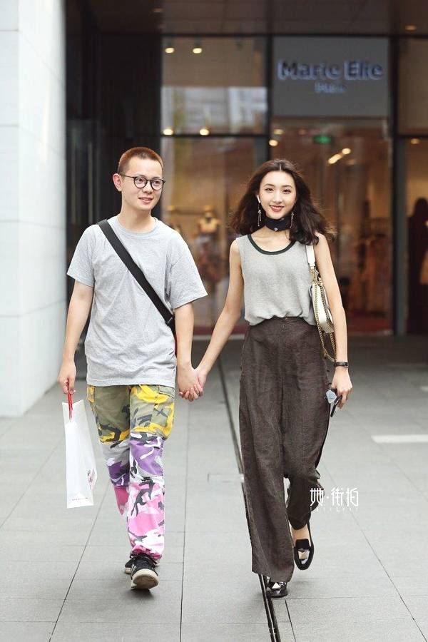 街拍:一件清凉色彩艳丽的小吊带搭配牛仔阔腿，你的小可爱上线了