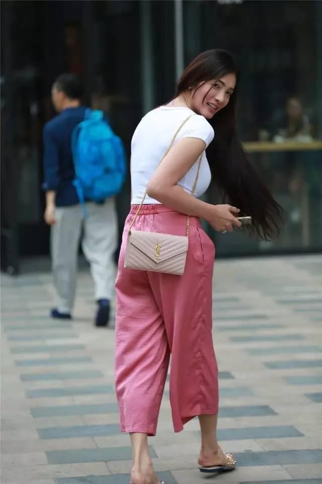 街拍:温柔漂亮的大姐，回眸眼睛会放电!