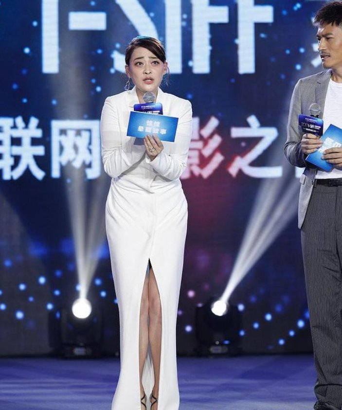 42岁梅婷和35岁范冰冰同穿西装裙，真是没有对比就没有伤害啊!