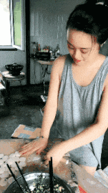  [搞笑]搞笑gif：这个不是不倒翁吗？怎么突然间倒了？难道是我太胖了吗？