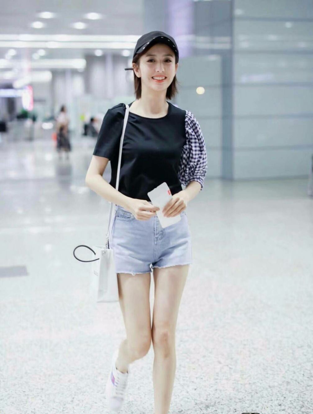 看到生过孩子佟丽娅的腿,唐嫣都得靠边站!这才是真正的漫画腿!