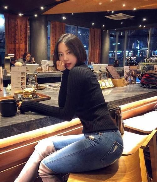  『优雅』穿紧身牛仔裤，展现出身材更凹凸，小姐姐穿出浓浓女人味！