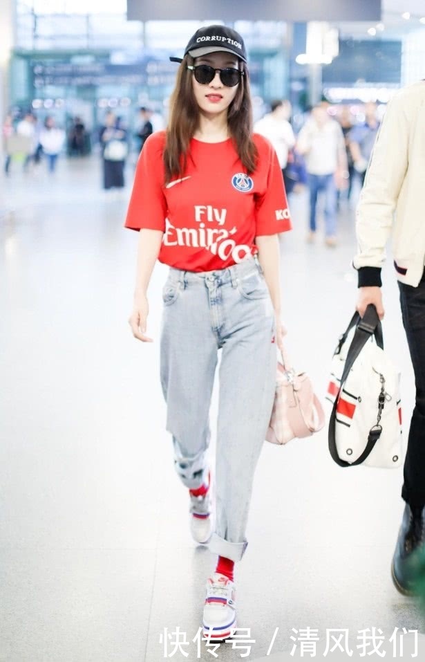 霍思燕和丈夫现身机场，一双“牙签腿”非常吸睛，这有80斤吗？