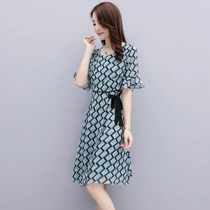 倘若你不到1米六，裙子不要太长，这些高高裙+单鞋，凸显自信美