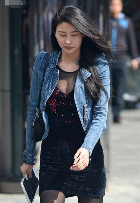 路人街拍 微胖身材的小姐姐，跟闺蜜一起的小姐姐浑圆白皙