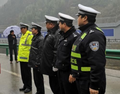  【车道】高速人人厌恶的“怪象”，已开始整治，车主感慨：早该