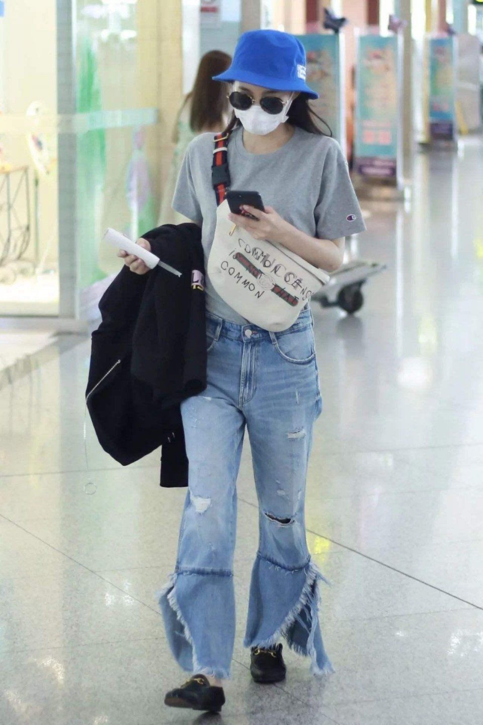 王丽坤腿型不好，穿裤子腿缝好宽，选的裤子也是显腿短的那种!