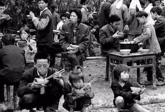 70年代农村“吃饭”老照片，最后一张你绝对熟，瞬间刷爆朋友圈！