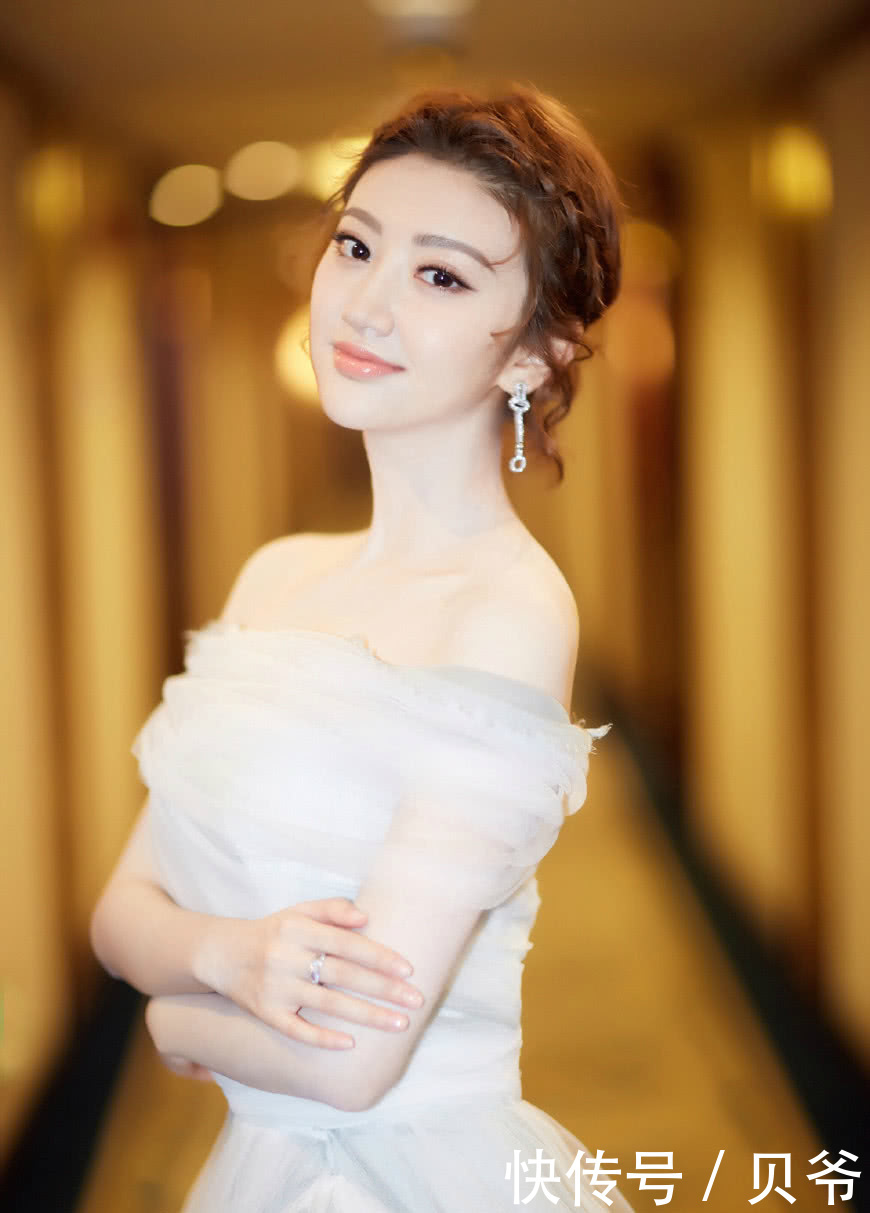 景甜时尚拍摄，尽显温雅可人的女神气质