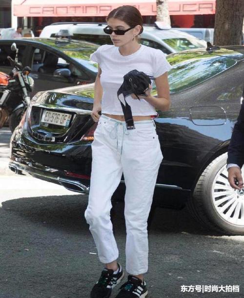 街拍：185超模女儿穿露脐装，17岁逆天颜值抢眼，敢不敢告白