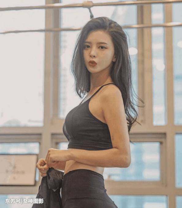 时尚街拍:打底裤还牛仔裤?