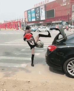 姑娘们没有大长腿，就别强行“一字马”了，行吗?