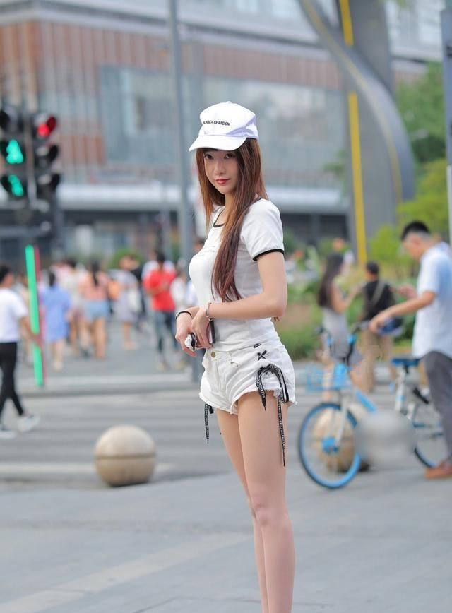 夏日:夏日街头的小姐姐们,最亮眼的就是美腿