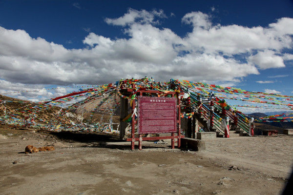 自驾霸道穿越丙察察闯西藏，悬崖边上走一遭，遭遇塌方，泥地陷车