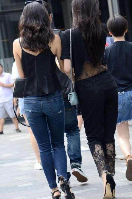 街拍：气质甜美的紧身小姐姐，显得特有女人味