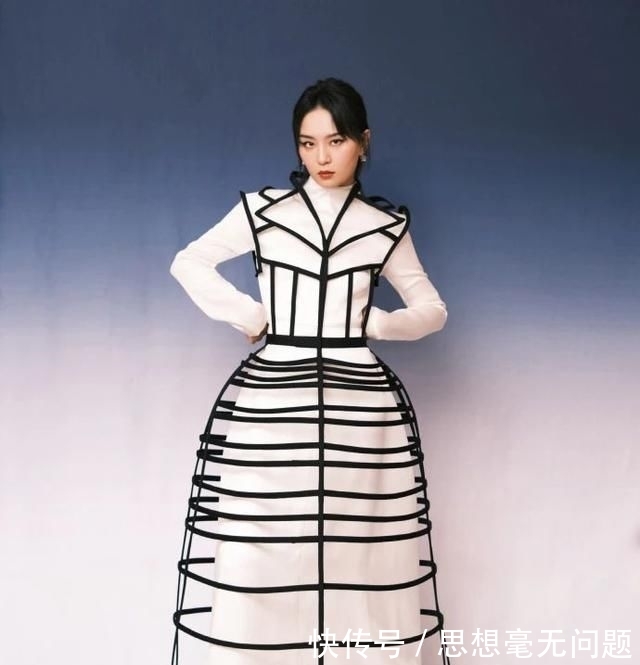 #色系#周笔畅都开始走美艳路线了!玫红礼服开叉,都快认不出来了