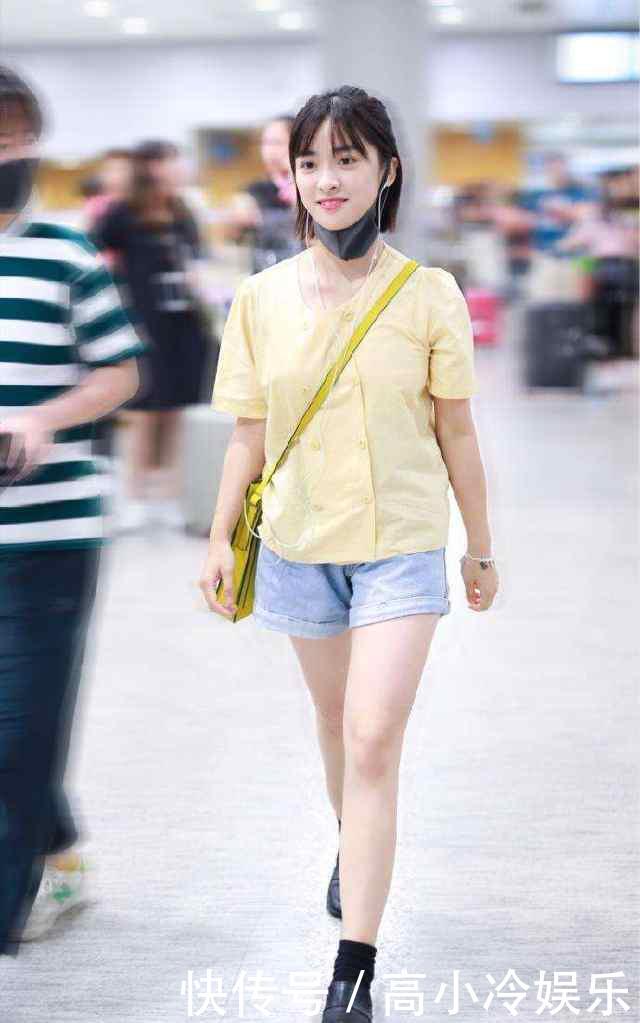 沈月总算穿对一次了，T恤搭牛仔裤，瞬间一双大长腿吸睛，惊呆了