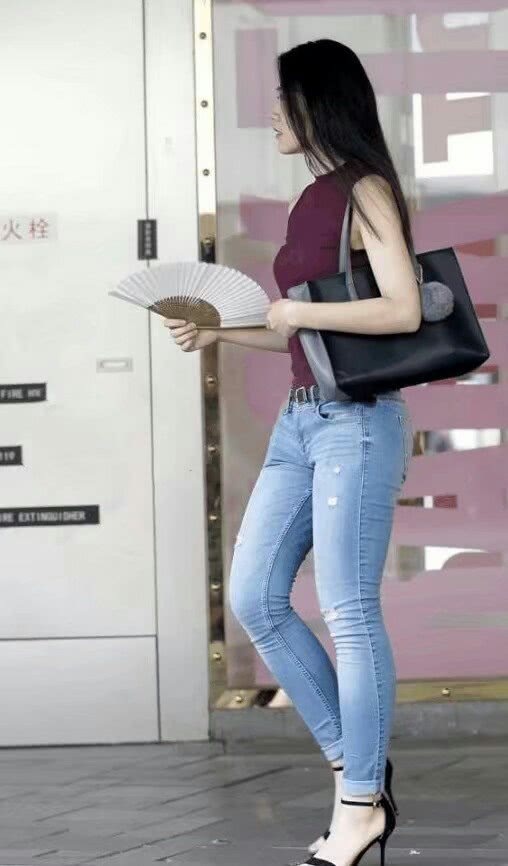 小姐姐身穿修身包臀裙,秀出白皙美腿,展露女性迷人魅力!!