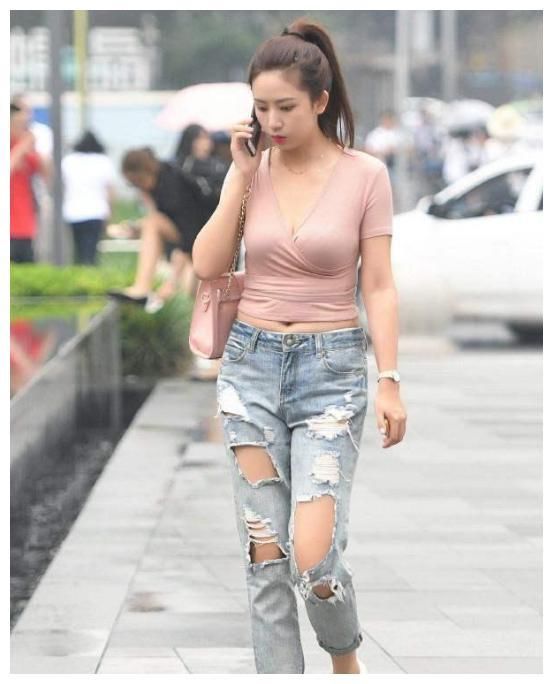 妹子热裤短到大腿根还露出渔网，这么宽松的T恤也只有你撑的起来