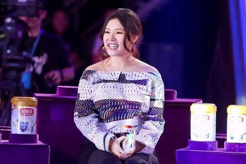 肩膀最宽的女明星评比,蒋欣穿露肩装不如谢依霖